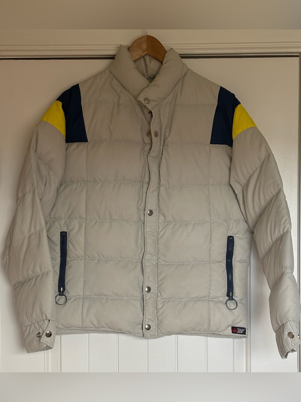 Men's Vintage Size Large Cream Puffer Jacket